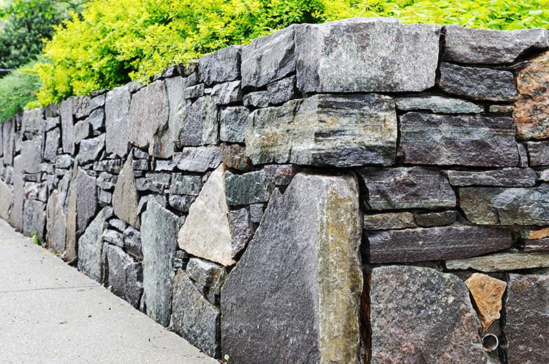 22 Practical And Pretty Retaining Wall Ideas Trees Com - Building Stone Veneer Retaining Wall