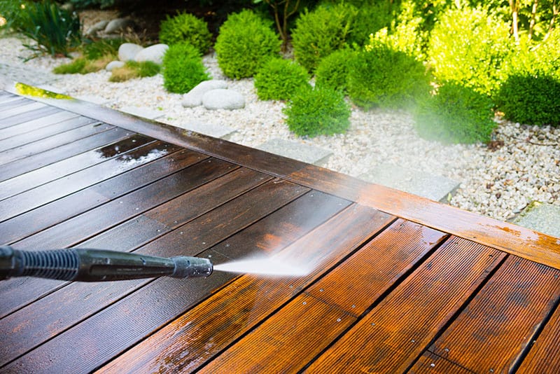 Cleaning wood decks: These tips will help!