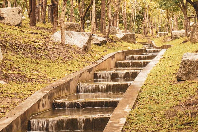 Treppen verwandeln sich in Wasserfall